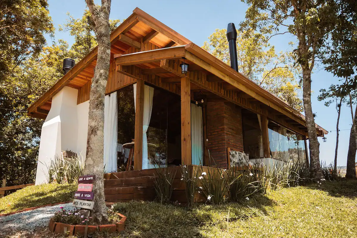 family-friendly chalet for couples with children, mountain landscape rancho queimado, comfortable interior, outdoor deck